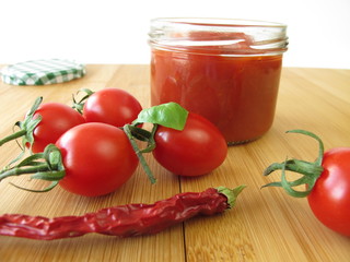 Scharfe Tomaten Konfitüre mit Chili
