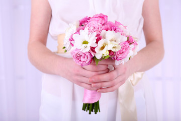 Obraz na płótnie Canvas Woman hands holding beautiful wedding bouquet