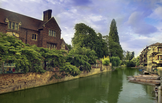 Cambridge river with old buildings and boats.