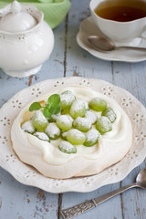 Grapes meringues