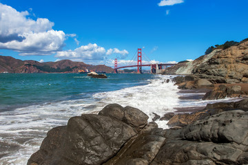 Rotsachtige kustlijn en Golden Gate Bridge in San Francisco.