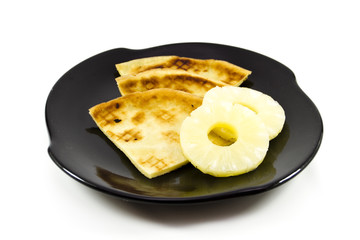 Frische Pfannkuchen mit Ananas