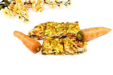 Frische Pizza mit Karotten auf Weißem Hintergrund