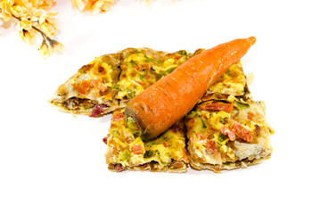 Frische Pizza mit Karotten auf Weißem Hintergrund