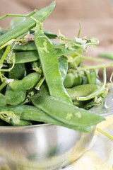 Fototapeta premium Fresh peas in a bowl