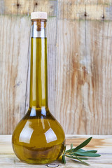 Aceite de oliva virgen extra en una bonita botella de cristal