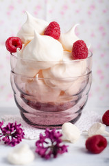 Baiser mit Himbeeren
