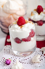 Dessert mit Himbeeren, Quark und Baiser