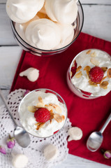 Dessert mit Himbeeren, Quark und Baiser