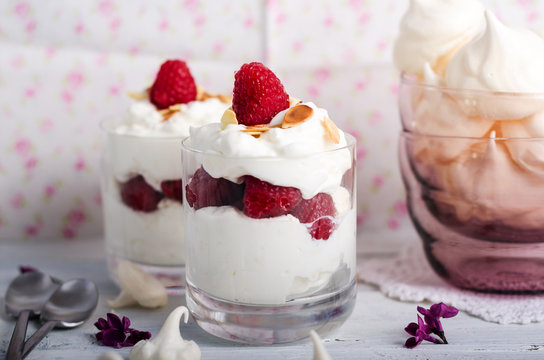 Dessert mit Himbeeren und Baiser