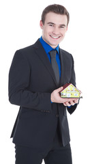 Makler h&auml;lt Miniaturhaus und l&auml;chelt Portr&auml;t