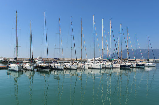 yacht e barche a motore dentro il porto Marina D'Arechi