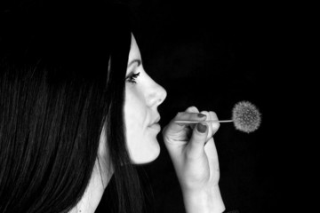 femme avec pissenlit
