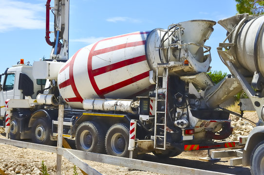 Concrete mixer for the transport and use of concrete