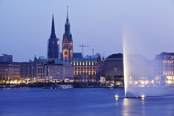 Fototapeta na wymiar Hamburg - Binnenalster und Rathaus am Abend