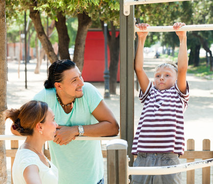Training with pull-up bar