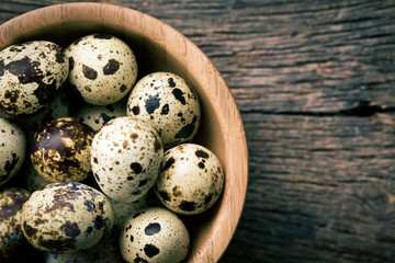 Obraz premium top view of quail eggs in bowl
