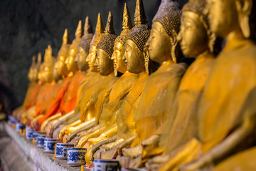 Naklejka premium Golden Buddha statues in the temple