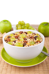 Fruchtmüsli mit frischen Weintrauben