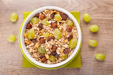 Müsli mit frischen Weintrauben
