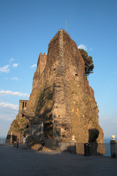 Aci Castello, prospetto dalla piazza