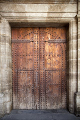 Fototapeta na wymiar Kościół drzwi z nitami