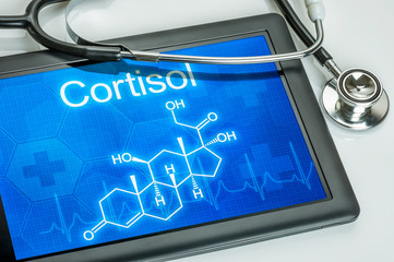 Tablet mit der chemischen Strukturformel von Cortisol