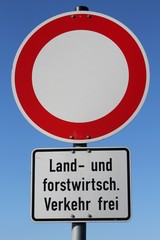 Deutsches Verkehrszeichen: Verbot für Fahrzeuge aller Art/ Land- und forstwirtschaftlicher Verkehr...