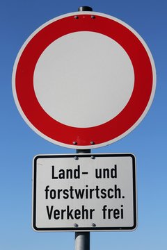 Deutsches Verkehrszeichen: Verbot f&uuml;r Fahrzeuge aller Art/ Land- und forstwirtschaftlicher Verkehr frei