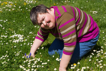 Behinderte Frau auf einer Wiese