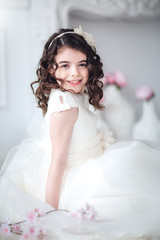 Niña en el vestido blanco
