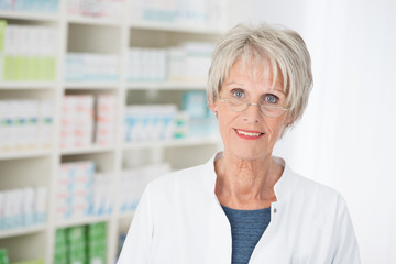 lächelnde ältere apothekerin