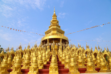 Fototapeta premium hundred of golden pagoda