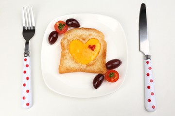 Scrambled eggs with bread on plate, on color napkin