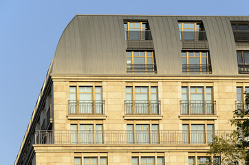 Buerogebaeude vor blauem Himmel