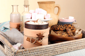 Obraz na płótnie Canvas Mug of hot drink decorated in felt on wooden table