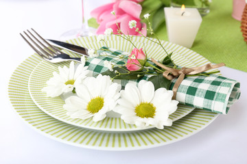 Obraz na płótnie Canvas Table setting with spring flowers close up