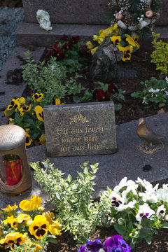 Grabspruch, Blumen, Grablicht
