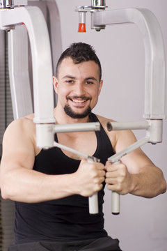 Contractor de pecho y hombre feliz.