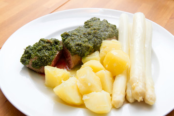Lammfilet mit Spargel, kartoffeln und Bärlauchpesto