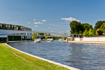 Fototapeta na wymiar Spree river in the Berlin city center