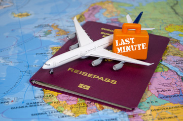 Flugzeug, Koffer und Reisepass auf Landkarte