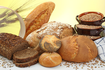 pane composizione su sfondo giallo