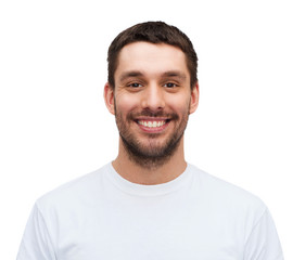 Fototapeta premium portret uśmiechnięty młody przystojny mężczyzna
