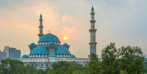 Fototapeta na wymiar Federalna meczet Terytorium, Malezja o wschodzie słońca