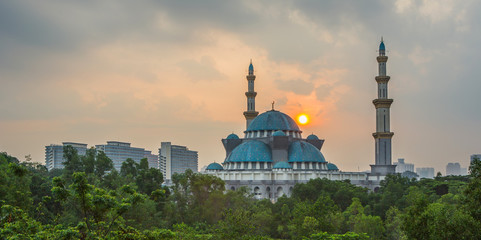 Fototapeta na wymiar Federalna meczet Terytorium, Malezja o wschodzie słońca