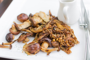 Mushroom fried with sesame sauce