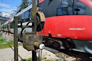 Naklejka premium Bahnübergang mit Zug und Schranke
