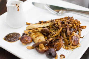 Mushroom fried with sesame sauce