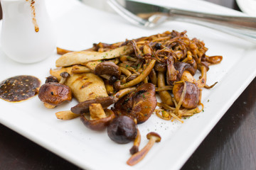 Mushroom fried with sesame sauce